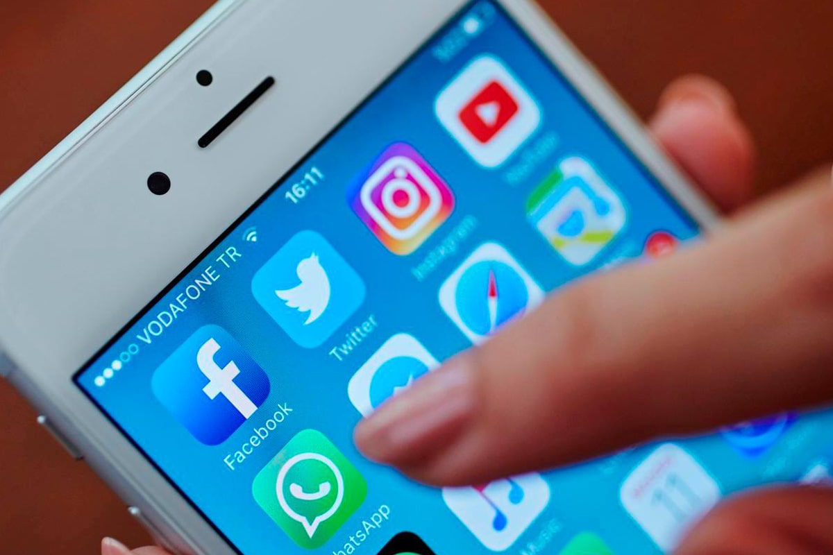 پیام رسان واتساپ و فیسبوک